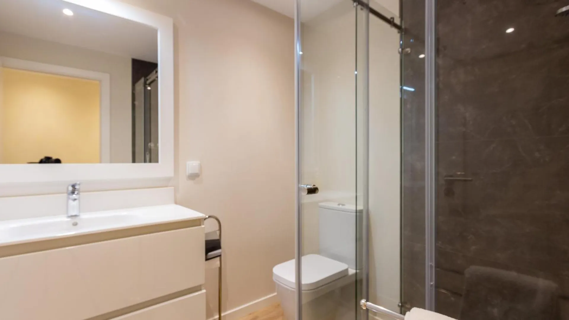Luxury And Modern Apartment In Porto Moniz Center